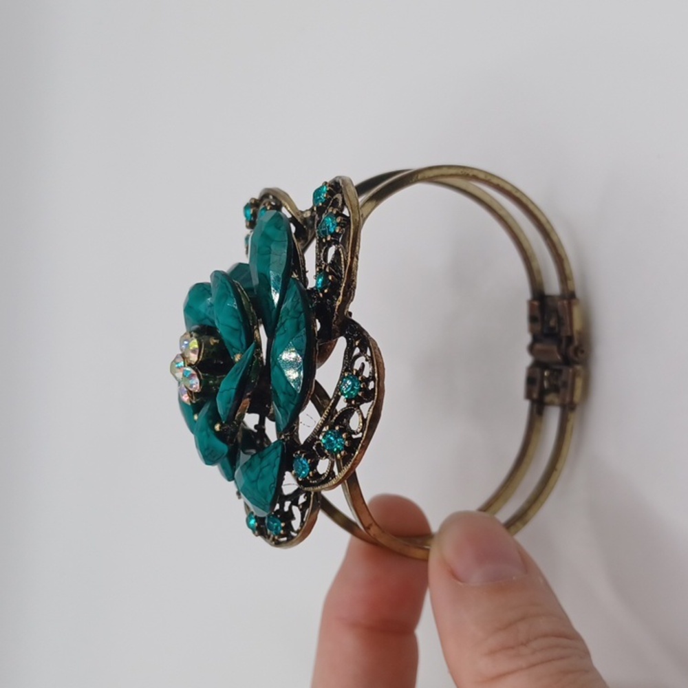 Turquoise Colored flower Bracelet - Picture 2 of 7